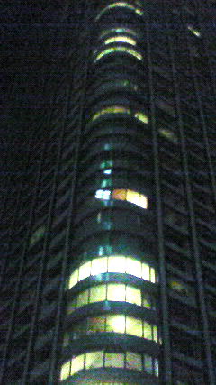 高層マンションの窓の灯