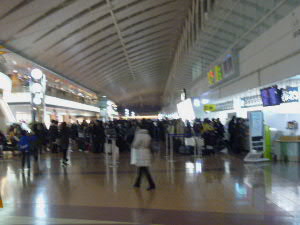 羽田空港出発ロビーは薄暗く