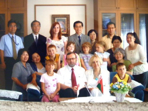 財団事務所を訪問したベラルーシ大使ご夫妻と療養の子どもたち