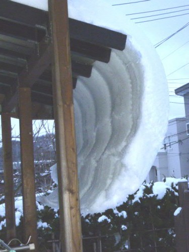 家の屋根の雪