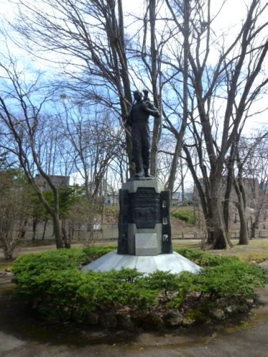 記念公園内の「エドウェイン・ダンの像」、台座には功績を讃えるレリーフも