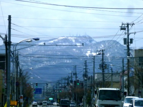 北24条線から西方向、手稲山にはまだかなりの雪！