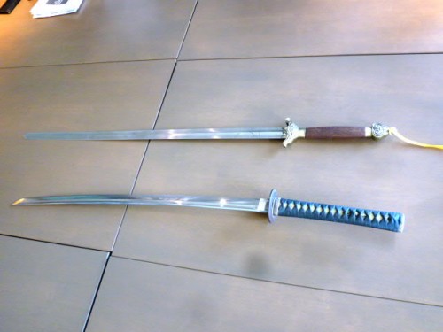 本物の日本刀と中国みやげの剣のモデル