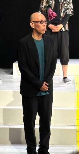 脚本・演出の納谷真大さん