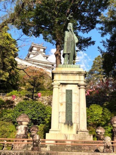 板垣退助像と高知城天守閣